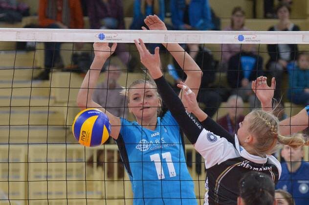 19.11.2016, xtkx, Volleyball 1.Bundesliga Damen, VC Wiesbaden - SW Erfurt, emspor, v.l. Simona Kosova (VC Wiesbaden) , Selma Hermann (Erfurt) , Wiesbaden