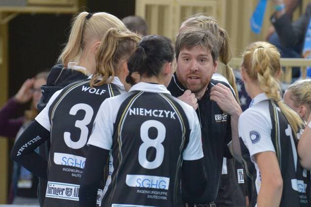 19.11.2016, xtkx, Volleyball 1.Bundesliga Damen, VC Wiesbaden - SW Erfurt, emspor, v.l. Luise Wolf (Erfurt) , sw08 , Manuel Mueller (Erfurt)}, Wiesbaden