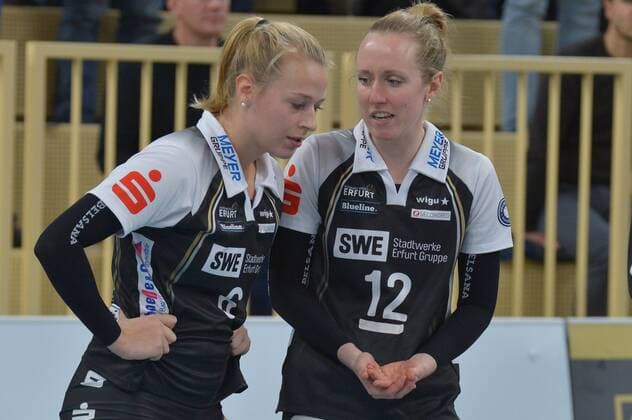 19.11.2016, xtkx, Volleyball 1.Bundesliga Damen, VC Wiesbaden - SW Erfurt, emspor, v.l. Antonia Stautz (Erfurt) , Alison Skayhan (Erfurt) , Wiesbaden