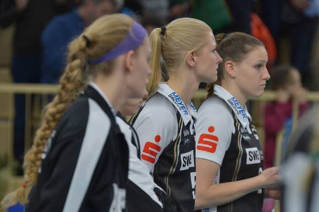 19.11.2016, xtkx, Volleyball 1.Bundesliga Damen, VC Wiesbaden - SW Erfurt, emspor, v.l. enttaeuchte Erfurterinnen Wiesbaden
