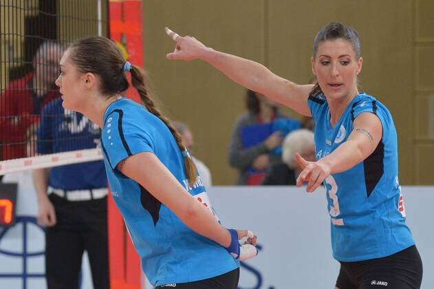 19.11.2016, xtkx, Volleyball 1.Bundesliga Damen, VC Wiesbaden - SW Erfurt, emspor, v.l. Molly McCage (VC Wiesbaden) , Karolina Bednarova (VC Wiesbaden) , Wiesbaden