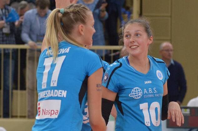 19.11.2016, xtkx, Volleyball 1.Bundesliga Damen, VC Wiesbaden - SW Erfurt, emspor, v.l. Simona Kosova (VC Wiesbaden) , Irina Kemmsies (VC Wiesbaden) , Wiesbaden