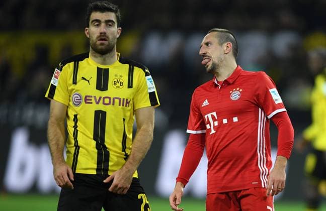 Fussball 1. Bundesliga Saison 2016 2017 11. Spieltag Borussia Dortmund - FC Bayern Muenchen 19.11.2016 Zunge raus: Franck Ribery (FC Bayern Muenchen). Sokratis (li, Borussia Dortmund) scheint es nicht zu interessieren. 