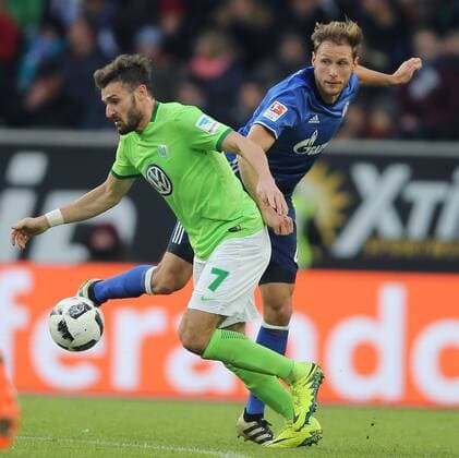 Daniel Caligiuri (VfL Wolfsburg) im Duell mit Benedikt Hoewedes (FC Schalke 04)