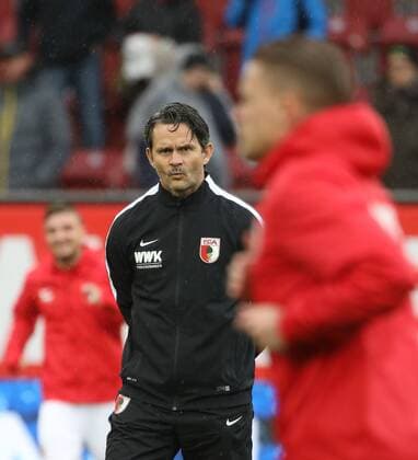 Dirk Schuster (Trainer FC Augsburg) beäugt seine Spieler vor dem Spiel, FC Augsburg vs. Hertha BSC Berlin. 11. Spieltag