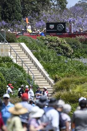 20.11.2016. Royal Sydney Golf Club, Sydney, Australia. Emirates Australian Open Golf Final Round. Crowds arrive as play starts on the final day. Rhein Gibson of Australia tees off on the 1st hole. xNigelxOwenx  ActionPlus11812084