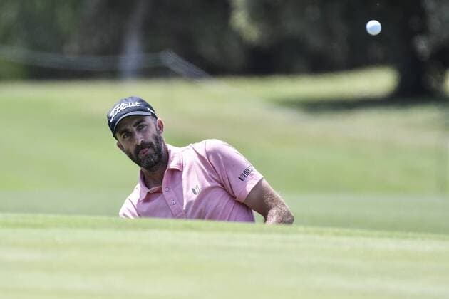 20.11.2016. Royal Sydney Golf Club, Sydney, Australia. Emirates Australian Open Golf Final Round. Geoff Ogilvy of Australia chips onto the green. xNigelxOwenx  ActionPlus11812113