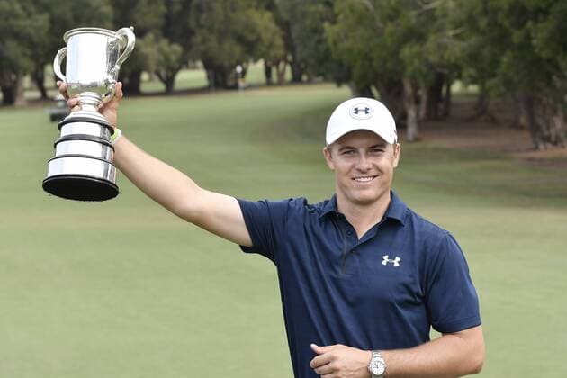 Bilder des Tages - SPORT 20.11.2016. Royal Sydney Golf Club, Sydney, Australia. Emirates Australian Open Golf 3rd Round. Jordan Spieth of the United States of America displays the tournament trophy. xNigelxOwenx  ActionPlus11812153