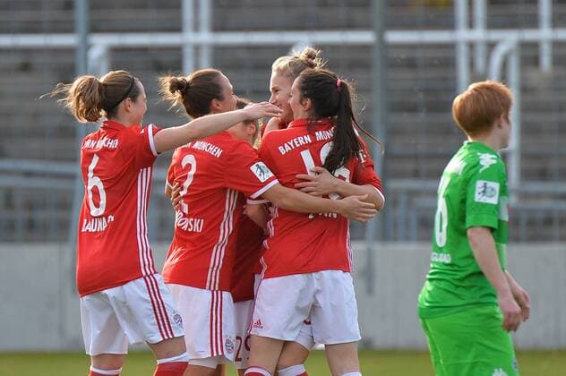 Torjubel beim FC BAyern München nach dem Treffer durch Vivianne Miedema (FC Bayern Muenchen) zum 1:0 für den FC Bayern München, Lisa Evans (FC Bayern Muenchen), Vivianne Miedema (FC Bayern Muenchen), Gina Lewandowski (FC Bayern Muenchen), Katharina Baunach (FC Bayern Muenchen, Katha Baunach) München, Deutschland, 20.11.2016, Frauenfußball, FC Bayern München - Borussia Mönchengladbach, xKLx