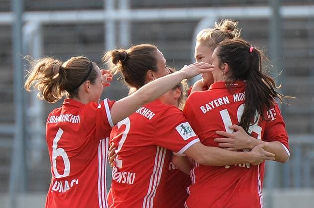 Torjubel beim FC BAyern München nach dem Treffer durch Vivianne Miedema (FC Bayern Muenchen) zum 1:0 für den FC Bayern München, Lisa Evans (FC Bayern Muenchen), Vivianne Miedema (FC Bayern Muenchen), Gina Lewandowski (FC Bayern Muenchen), Katharina Baunach (FC Bayern Muenchen, Katha Baunach) München, Deutschland, 20.11.2016, Frauenfußball, FC Bayern München - Borussia Mönchengladbach, xKLx