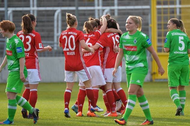 Torjubel beim FC BAyern München nach dem Treffer durch Vivianne Miedema (FC Bayern Muenchen) zum 1:0 für den FC Bayern München, Lisa Evans (FC Bayern Muenchen), Vivianne Miedema (FC Bayern Muenchen), Gina Lewandowski (FC Bayern Muenchen), Katharina Baunach (FC Bayern Muenchen, Katha Baunach), Leonie Maier (FC Bayern Muenchen, Leo Maier) München, Deutschland, 20.11.2016, Frauenfußball, FC Bayern München - Borussia Mönchengladbach, xKLx