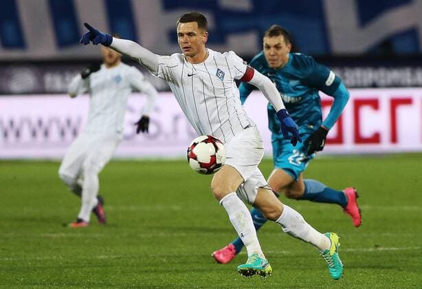ST PETERSBURG, RUSSIA - NOVEMBER 20, 2016: Krylya Sovetov Samara s Ivan Taranov (L) and Zenit St Petersburg s Artyom Dzyuba fight for the ball in their 2016-17 Season Russian Premier League Round 14 football match at the Petrovsky Stadium. Peter Kovalev TASS  TS0383C6