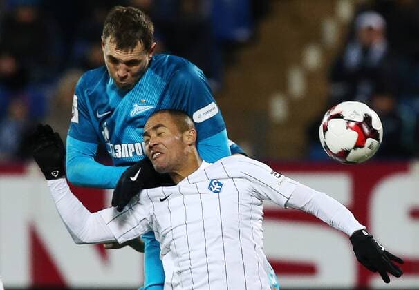 ST PETERSBURG, RUSSIA - NOVEMBER 20, 2016: Zenit St Petersburg s Artyom Dzyuba (L) and Krylya Sovetov Samara s Jose Nadson Ferreira fight for the ball in their 2016-17 Season Russian Premier League Round 14 football match at the Petrovsky Stadium. Peter Kovalev TASS  TS0383E6