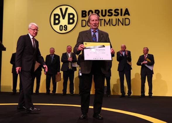 Sonntag 20.11.2016, Saison 2016 17, 1. Bundesliga, Jahreshauptversammlung 2016 des BVB 1909 Borussia Dortmund e.V. in den Dortmunder Westfalenhallen, Ehrung zu 65 Jahre Mitgliedschaft: Wilhelm Burgsmüller (BVB) mit Dr. Reinhard Rauball (BVB, Präsident und DFL-Ligapräsident), v.r.