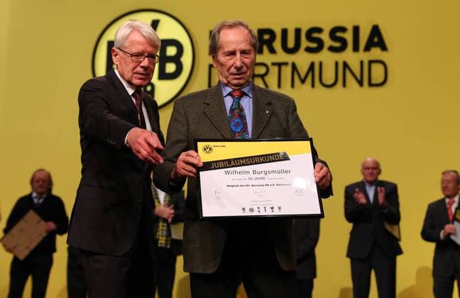 Sonntag 20.11.2016, Saison 2016 17, 1. Bundesliga, Jahreshauptversammlung 2016 des BVB 1909 Borussia Dortmund e.V. in den Dortmunder Westfalenhallen, Ehrung zu 65 Jahre Mitgliedschaft: Wilhelm Burgsmüller (BVB) mit Dr. Reinhard Rauball (BVB, Präsident und DFL-Ligapräsident), v.r.