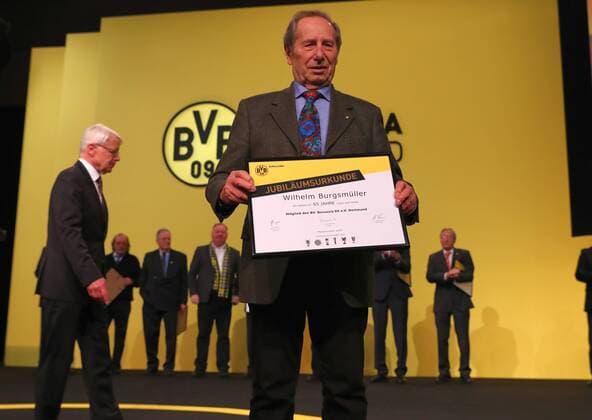 Sonntag 20.11.2016, Saison 2016 17, 1. Bundesliga, Jahreshauptversammlung 2016 des BVB 1909 Borussia Dortmund e.V. in den Dortmunder Westfalenhallen, Ehrung zu 65 Jahre Mitgliedschaft: Wilhelm Burgsmüller (BVB)