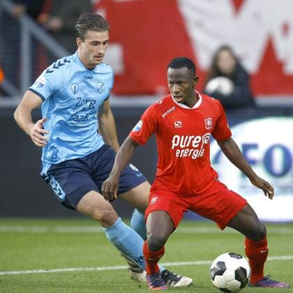 (l-r) Robin van der Meer of FC Utrecht, Yaw Yeboah of FC Twenteduring the Dutch Eredivisie match between FC Twente and FC Utrecht at the Grolsch Veste on November 20, 2016 in Enschede, The Netherlands FC Twente v FC Utrecht Dutch Eredivisie 2016 2017 xVIxPeterxLousxIVx 6619217