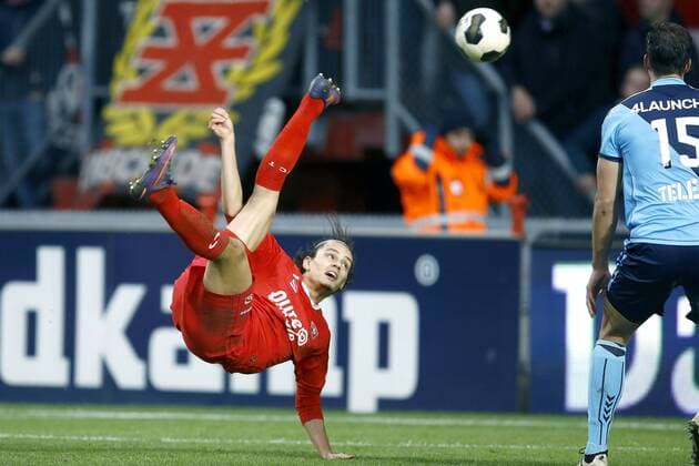 (l-r) Enes Unal of FC Twente, Robin van der Meer of FC Utrechtduring the Dutch Eredivisie match between FC Twente and FC Utrecht at the Grolsch Veste on November 20, 2016 in Enschede, The Netherlands FC Twente v FC Utrecht Dutch Eredivisie 2016 2017 xVIxPeterxLousxIVx 6619225