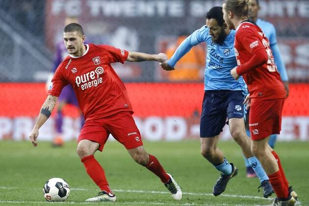 (l-r) Mateusz Klich of FC Twente, Nacer Barazite of FC Utrecht, Jeroen van der Lely of FC Twenteduring the Dutch Eredivisie match between FC Twente and FC Utrecht at the Grolsch Veste on November 20, 2016 in Enschede, The Netherlands FC Twente v FC Utrecht Dutch Eredivisie 2016 2017 xVIxPeterxLousxIVx 6619226