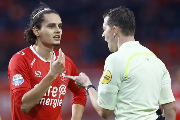 (l-r) Enes Unal of FC Twente, referee Lindhoutduring the Dutch Eredivisie match between FC Twente and FC Utrecht at the Grolsch Veste on November 20, 2016 in Enschede, The Netherlands FC Twente v FC Utrecht Dutch Eredivisie 2016 2017 xVIxPeterxLousxIVx 6619227