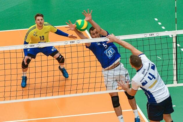 GER, 2017 CEV Volleyball Champions League, CEV, VfB Friedrichshafen (GER) vs Hypo Tirol Innsbruck (AUT) 20.11.2016, ZF Arena, Friedrichshafen, GER, 2017 CEV Volleyball Champions League, CEV, VfB Friedrichshafen (GER) vs Hypo Tirol Innsbruck (AUT), im Bild Markus Steuerwald (Friedrichshafen, 13), David Sossenheimer (Friedrichshafen, 5), Jan Krol (Innsbruck, 4) nordphotoxHafner