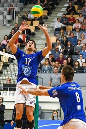 GER, 2017 CEV Volleyball Champions League, CEV, VfB Friedrichshafen (GER) vs Hypo Tirol Innsbruck (AUT) 20.11.2016, ZF Arena, Friedrichshafen, GER, 2017 CEV Volleyball Champions League, CEV, VfB Friedrichshafen (GER) vs Hypo Tirol Innsbruck (AUT), im Bild Zuspiel von Tomas Kocian (Friedrichshafen, Georg Klein (Friedrichshafen, 8) nordphotoxHafner