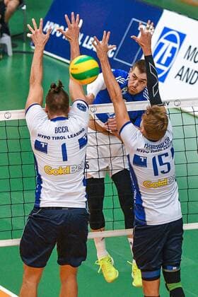 GER, 2017 CEV Volleyball Champions League, CEV, VfB Friedrichshafen (GER) vs Hypo Tirol Innsbruck (AUT) 20.11.2016, ZF Arena, Friedrichshafen, GER, 2017 CEV Volleyball Champions League, CEV, VfB Friedrichshafen (GER) vs Hypo Tirol Innsbruck (AUT), im Bild Marek Beer (Innsbruck, 1), Armin Mustedanovic (Friedrichshafen, 15), Niklas Kronthaler (Innsbruck, 15) nordphotoxHafner