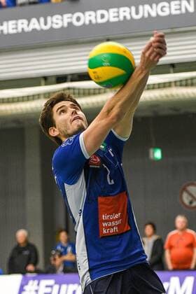 GER, 2017 CEV Volleyball Champions League, CEV, VfB Friedrichshafen (GER) vs Hypo Tirol Innsbruck (AUT) 20.11.2016, ZF Arena, Friedrichshafen, GER, 2017 CEV Volleyball Champions League, CEV, VfB Friedrichshafen (GER) vs Hypo Tirol Innsbruck (AUT), im Bild Zuspiel von Lucas Provenzano (Innsbruck, 2) nordphotoxHafner
