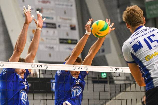 GER, 2017 CEV Volleyball Champions League, CEV, VfB Friedrichshafen (GER) vs Hypo Tirol Innsbruck (AUT) 20.11.2016, ZF Arena, Friedrichshafen, GER, 2017 CEV Volleyball Champions League, CEV, VfB Friedrichshafen (GER) vs Hypo Tirol Innsbruck (AUT), im Bild Doppelblock von Michal Finger (Friedrichshafen, 6), Georg Klein (Friedrichshafen, 8), Niklas Kronthaler (Innsbruck, 15) nordphotoxHafner