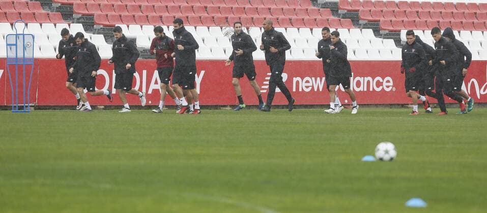 Sevilla FC s players warm up during a training session in Seville, southern Spain, 21 November 2016. Sevilla FC will face Juventus in a UEFA Champions League Group H soccer match at the Sanchez Pizjuan stadium on 21 November 2016. EFE Jose Manuel Vidal Training session of Sevilla FC !ACHTUNG: NUR REDAKTIONELLE NUTZUNG!  GRA067 20161121-636153279720072477
