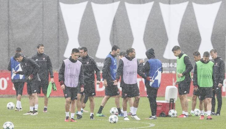 Sevilla FC s players take part in a training session in Seville, southern Spain, 21 November 2016. Sevilla FC will face Juventus in a UEFA Champions League Group H soccer match at the Sanchez Pizjuan stadium on 21 November 2016. EFE Jose Manuel Vidal Training session of Sevilla FC !ACHTUNG: NUR REDAKTIONELLE NUTZUNG!  GRA067 20161121-636153280334404415