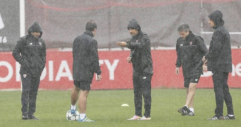 Head coach of Sevilla FC, Jorge Sampaoli (C-R), chats with an assistant during a training session in Seville, southern Spain, 21 November 2016. Sevilla FC will face Juventus in a UEFA Champions League Group H soccer match at the Sanchez Pizjuan stadium on 21 November 2016. EFE Jose Manuel Vidal Training session of Sevilla FC !ACHTUNG: NUR REDAKTIONELLE NUTZUNG!  GRA067 20161121-636153280345324485