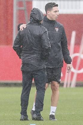 Head coach of Sevilla FC, Jorge Sampaoli (L), gives instructions to French midfielder Nasri during a training session in Seville, southern Spain, 21 November 2016. Sevilla FC will face Juventus in a UEFA Champions League Group H soccer match at the Sanchez Pizjuan stadium on 21 November 2016. EFE Jose Manuel Vidal Training session of Sevilla FC !ACHTUNG: NUR REDAKTIONELLE NUTZUNG!  GRA067 20161121-636153280351408524