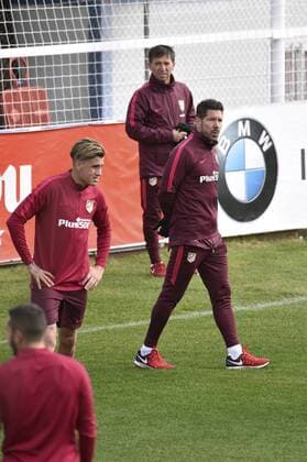 Head coach of Atletico Madrid, Argentine Diego Pablo Simeone (R), supervises his players during a training session held at the team s Cerro del Espino complex in Majadahonda, outside Madrid, Spain, 21 November 2016. Atletico Madrid will face PSV Eindhoven in a UEFA Champions League Group D soccer match on 23 November. Training session of Atletico Madrid !ACHTUNG: NUR REDAKTIONELLE NUTZUNG!  GRA181 20161121-636153375541730845