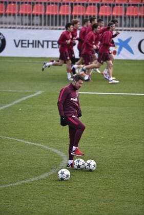 Head coach of Atletico Madrid, Argentine Diego Pablo Simeone (C), supervises his players during a training session held at the team s Cerro del Espino complex in Majadahonda, outside Madrid, Spain, 21 November 2016. Atletico Madrid will face PSV Eindhoven in a UEFA Champions League Group D soccer match on 23 November. Training session of Atletico Madrid !ACHTUNG: NUR REDAKTIONELLE NUTZUNG!  GRA181 20161121-636153375574802209