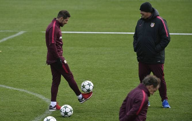 Head coach of Atletico Madrid, Argentine Diego Pablo Simeone (L), chats with his assistan coach German Burgos during a training session held at the team s Cerro del Espino complex in Majadahonda, outside Madrid, Spain, 21 November 2016. Atletico Madrid will face PSV Eindhoven in a UEFA Champions League Group D soccer match on 23 November. Training session of Atletico Madrid !ACHTUNG: NUR REDAKTIONELLE NUTZUNG!  GRA181 20161121-636153376315480240