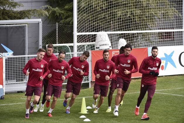Atletico Madrid s players warm up during a training session held at the team s Cerro del Espino complex in Majadahonda, outside Madrid, Spain, 21 November 2016. Atletico Madrid will face PSV Eindhoven in a UEFA Champions League Group D soccer match on 23 November. Training session of Atletico Madrid !ACHTUNG: NUR REDAKTIONELLE NUTZUNG!  GRA181 20161121-636153375665904457