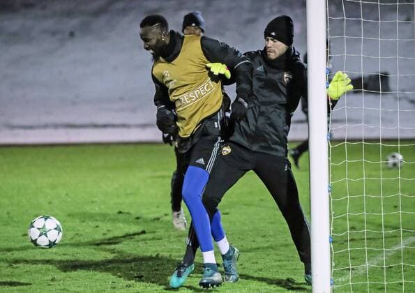 MOSCOW, RUSSIA - NOVEMBER 21, 2016: FC CSKA Moscow s Lacina Traore (L) and goalkeeper Igor Akinfeev during a training session ahead of the 2016 17 UEFA Champions League match against FC Bayer Leverkusen, at Oktyabr Stadium. The match is scheduled for November 22, 2016. Sergei Savostyanov TASS  TS03856F