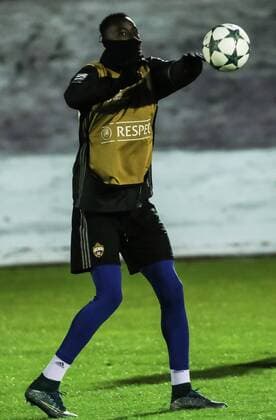 MOSCOW, RUSSIA - NOVEMBER 21, 2016: FC CSKA Moscow s Lacina Traore during a training session ahead of the 2016 17 UEFA Champions League match against FC Bayer Leverkusen, at Oktyabr Stadium. The match is scheduled for November 22, 2016. Sergei Savostyanov TASS  TS03857D