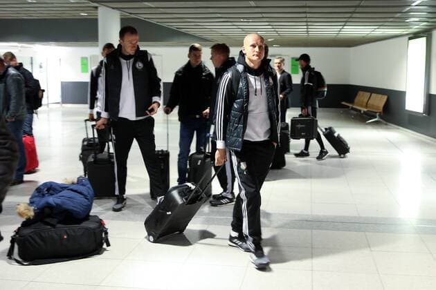 Fußball, CL, Legia Warschau reist nach LEGIA WARSAW FOOTBALLERS TRAVEL FROM WARSAW TO DORTMUND JAKUB CZERWINSKI  161121PYK031