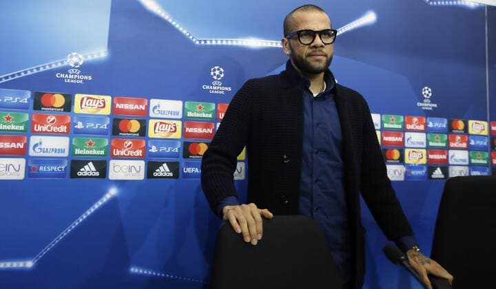 Juventus Brazilian defender Dani Alves during the press conference PK Pressekonferenz held at Sanchez Pizjuan stadium in Seville, Andalusia, Spain southern Spain, 21 November 2016. Sevilla FC will face Juventus in a UEFA Champions League Group H soccer match at the Sanchez Pizjuan stadium on 21 November 2016. Juventus press conference !ACHTUNG: NUR REDAKTIONELLE NUTZUNG!  20161121-636153571719314247