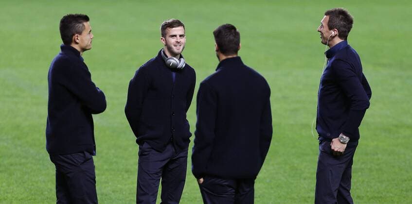 Juventus players check the picth of Sanchez Pizjuan stadium in Seville, Andalusia, Spain southern Spain, 21 November 2016. Sevilla FC will face Juventus in a UEFA Champions League Group H soccer match at the Sanchez Pizjuan stadium on 21 November 2016. Juventus training !ACHTUNG: NUR REDAKTIONELLE NUTZUNG!  20161121-636153573661359016