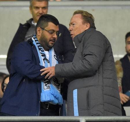 21.11.2016, Fussball 2.Bundesliga 2016 2017, 13.Spieltag, TSV 1860 München - 1.FC Kaiserslautern, in der Allianz-Arena München. v.l. Aufsichtsratsvorsitzender Hasan Ismaik (TSV 1860 München) und Präsident Peter Cassalette (TSV 1860 München) begrüßen sich 