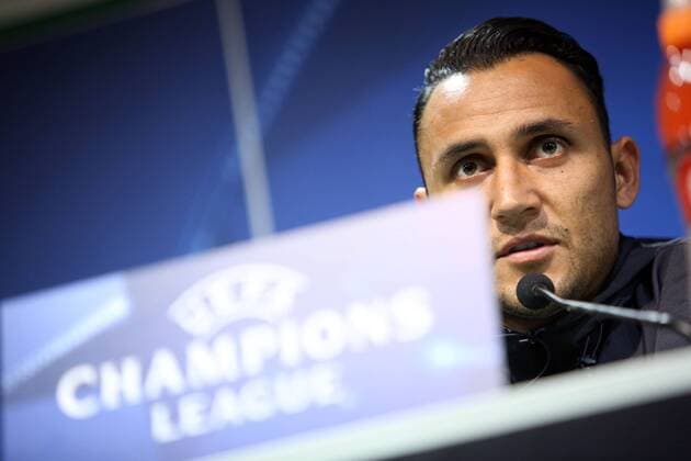 November 21, 2016 - Lisbon, Portugal - Real Madrid s goalkeeper Keylor Navas (L ) attends a press conference PK Pressekonferenz at the Alvalade stadium in Lisbon, Portugal on November 21, 2016, on the eve of their UEFA Champions League Group F football match Sporting CP vs Real Madrid. Photo: UEFA Champions League - Real Madrid s press conference - ZUMAf123 20161121_zap_f123_002
