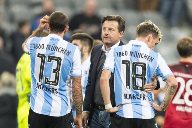 GER, 2.FBL, TSV 1860 Muenchen vs. 1. FC Kaiserslautern 21.11.2016, Allianz Arena, Muenchen, GER, 2.FBL, TSV 1860 Muenchen vs. 1. FC Kaiserslautern, im Bild Sascha Moelders (1860 13) Kosta Runjaic (Trainer 1860) Nico Karger (1860 18) Foto © nordphoto Straubmeier nordphotox xStraubmeier