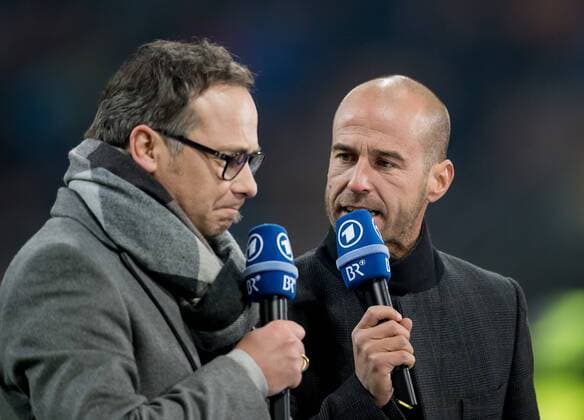 15. November 2016: Mailand, Fussball Testspiel: Italien - Deutschland: TV-Experte Mehmet Scholl (r) mit Moderator Matthias Opdenhoevel.