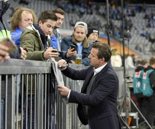 21.11.2016, Fussball 2.Bundesliga 2016 2017, 13.Spieltag, TSV 1860 München - 1.FC Kaiserslautern, in der Allianz-Arena München. Trainer Kosta Runjaic (TSV 1860 München) gibt den Fans Autogramme. 
