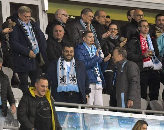 21.11.2016, Fussball 2.Bundesliga 2016 2017, 13.Spieltag, TSV 1860 München - 1.FC Kaiserslautern, in der Allianz-Arena München. Aufsichtsratsvorsitzender Hasan Ismaik (li, TSV 1860 München) neben Präsident Peter Cassalette (re, TSV 1860 München) auf der Tribüne. 