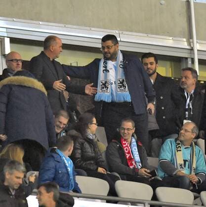 21.11.2016, Fussball 2.Bundesliga 2016 2017, 13.Spieltag, TSV 1860 München - 1.FC Kaiserslautern, in der Allianz-Arena München. Aufsichtsratsvorsitzender Hasan Ismaik (re mit Löwenschal, TSV 1860 München) auf der Tribüne. 