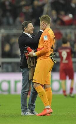 21.11.2016, Fussball 2.Bundesliga 2016 2017, 13.Spieltag, TSV 1860 München - 1.FC Kaiserslautern, in der Allianz-Arena München. Nach dem Schlusspfiff, v.li: Trainer Kosta Runjaic (TSV 1860 München) mit Torwart Julian Pollersbeck (Kaiserslautern). 